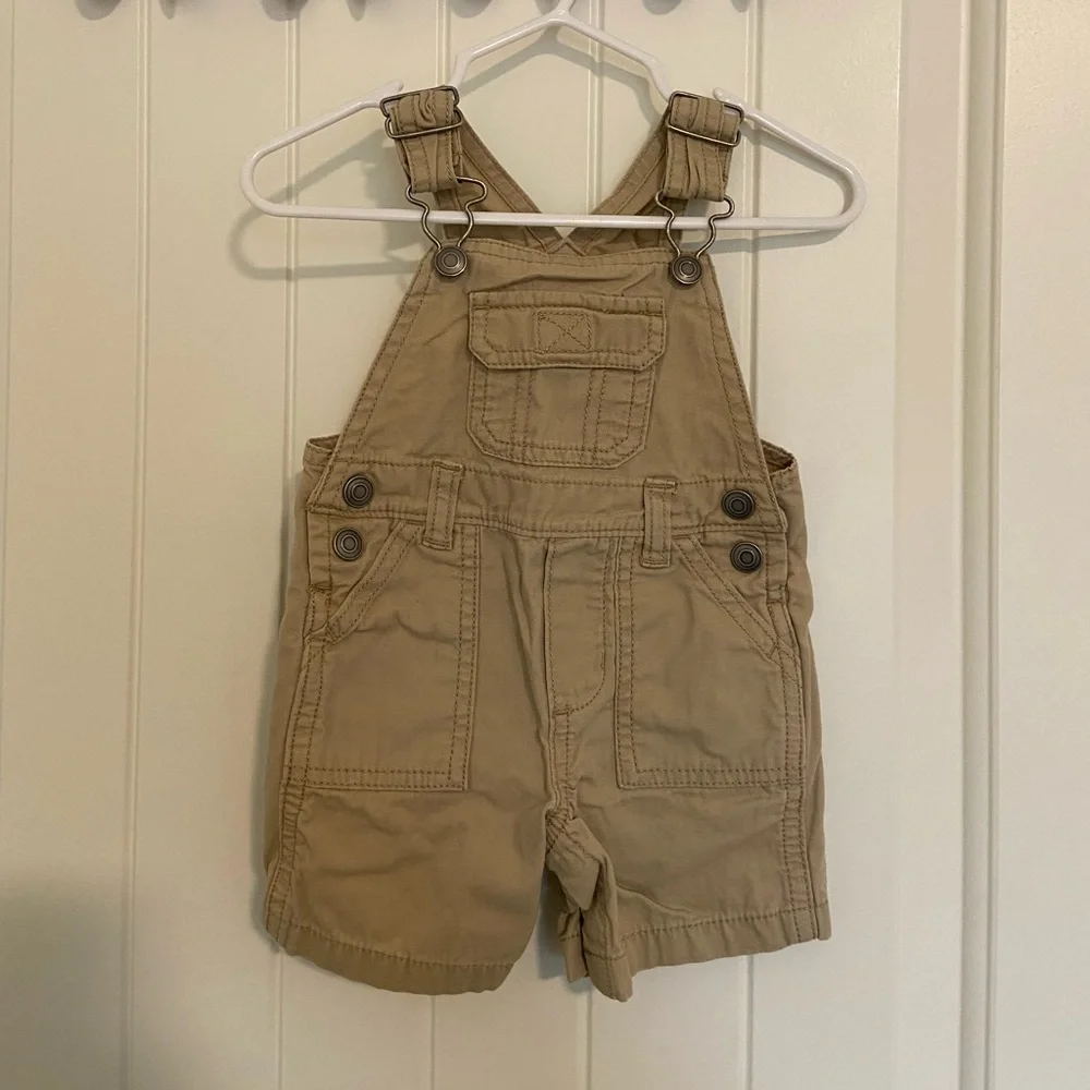 EUC Carter’s baby unisex tan khaki short overalls 6 months
